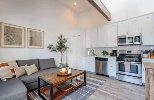 Mission Hills Apartment | New City Chic Retreat | Mins to Beach & Downtown!