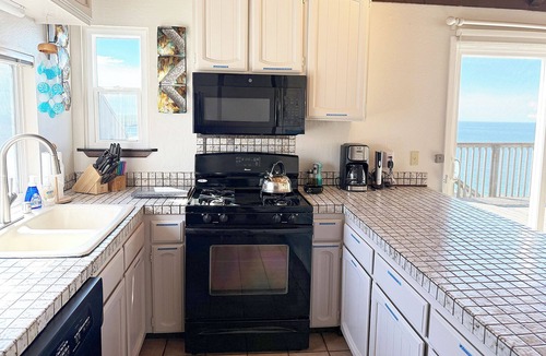 Dillon Beach House | NEW! Dillon Beach Retreat! Ocean View! Hot Tub & Game Room! Bella Oceana