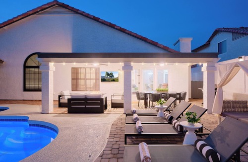 Mountainview Ranch House | *NEW Furniture$100k+Upgrades*EV Charger*HtdPool+Spa! 3.9 ml to Envita/9ml toMayo