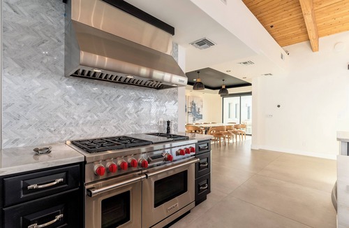 North Scottsdale House | NEW SWSS 8BR Desert‑Modern Estate | Pool, Hot Tub, Golf Simulator, Cold Plunge, Putting Green