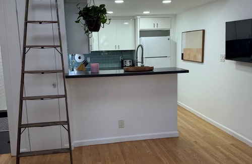 Venice House | Newly renovated, Stylish Studio Beach Bungalow a couple of blocks from the beach