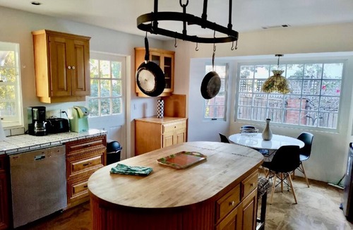 La Jolla Mesa House | North Pacific Beach Hideaway, shops nearby,1 km from the beach.