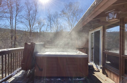 Ludlow Ski Chalet | Okemo Hideaway – Secluded Woodland Chalet 7 minutes to Slopes & Village