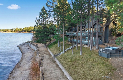 Boulder Bay Cabin | Only 38 Steps to the Lake! Newly Remodeled! Stunning Views! PET FRIENDLY! Chef's Kitchen! Outdoor HOT TUB!