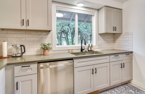 Gresham House | Peace & Serenity in Gresham! Sleek Home w/Yard