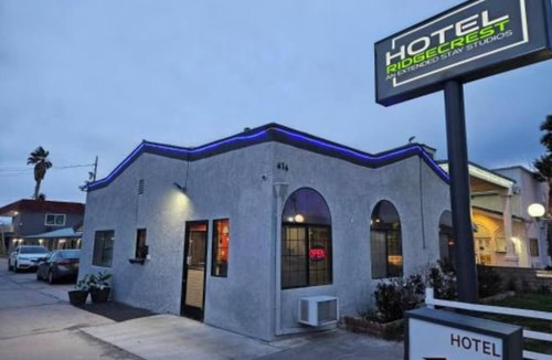 Ridgecrest Hotel | Perfect Stay - Two Rooms with Queen Beds + Near Downtown Dining