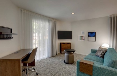Sunnyvale Hotel | Pet Friendly Queen Suite, Pool and Gym Access! Near Shoreline Amphitheatre