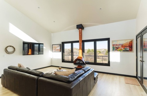 Cornville House | Pictures do not do it justice. A breathtaking creekfront home on a hill overlooking Oak Creek, with room for 9, a secret bookshelf door, hot tub, and fire pit. Peaceful Cornville wine country, 25 min to Sedona.