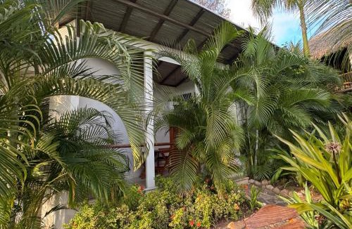 Hidalgo House | Poolside Cabaña Studio with stunning ocean view