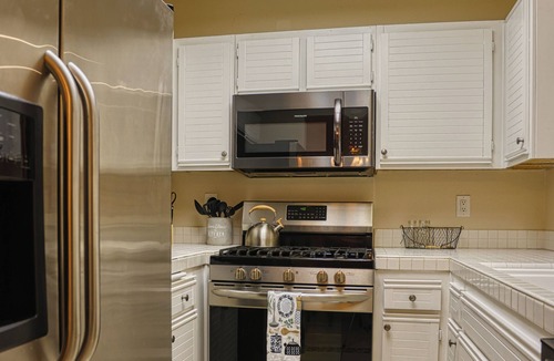 Valencia Condo | Price Reduced - Ready for Immediate Move-in 2/2 Condo in the Heart of Valencia