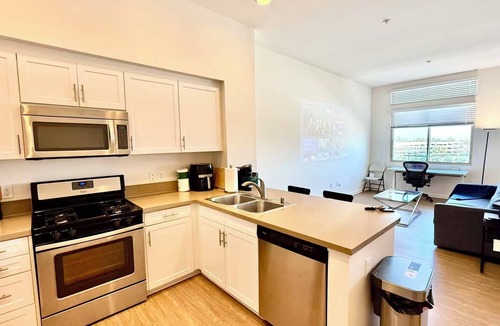 Tustin Apartment | Prime Studio Retreat Near Irvine with Pool & Gym
