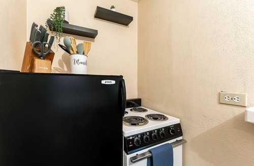 Auburn House | Private 1BR Guesthouse Close to DT Auburn