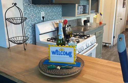 Eastside Apartment | PRIVATE APARTMENT NEAR THE BEACH, BARS, AND RESTAURANTS