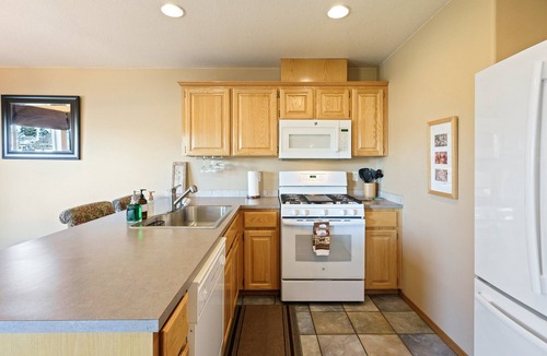 Awbrey Butte House | Quiet River - Beautiful Bend Townhouse - EV charger - Deschutes River in the back!