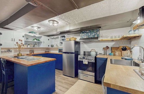 Multnomah House | Quiet, walkable 2BR with pool, gardens & 2 patios