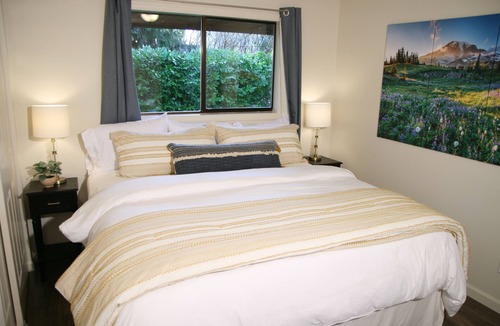 Enumclaw Condo | Rainier Villa, 2 minute walk to town