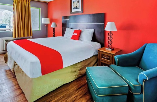 Ridgecrest Hotel | Relax in a Pet Friendly Room with King Bed and Essentials in Ridgecrest