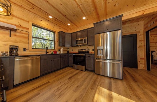 Logan Cabin | Relaxing luxury lodge, 4-bedroom retreat with WiFi, AC in Logan