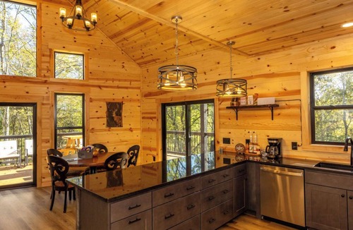 Logan Cabin | Relaxing luxury lodge, 4-bedroom retreat with WiFi, AC in Logan