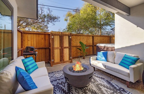 East Beach House | Remodeled Beach Home with Jacuzzi and Sauna~ Walk to Ocean! Pet Friendly