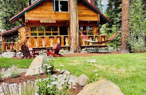 Timberland Cabin | Romantic Log Cabin with Hot Tub-Dog Friendly
