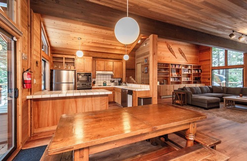 Lake Forest House | Roundridge Retreat - Dollar Point - Hot Tub - 2 Decks - BBQ - Fireplace