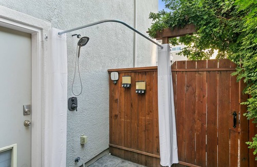 Rancho Cordova House | Savorn's Boutique Brownstone – Group Getaway Near River & Lake