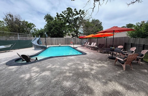 South Tulsa House | Secluded Studio-Style 1-Bed/1-Bath Poolhouse in Southern Hills/Tulsa w/Pool