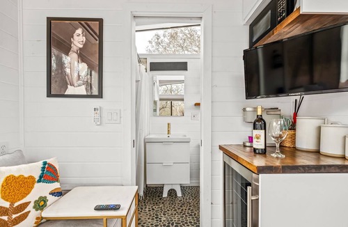 Fredericksburg House | Selena, Cozy Tiny House in Gladheart Fredericksburg, w/Hot Tub & Firepit