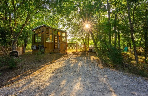 Fredericksburg House | Selena, Cozy Tiny House in Gladheart Fredericksburg, w/Hot Tub & Firepit