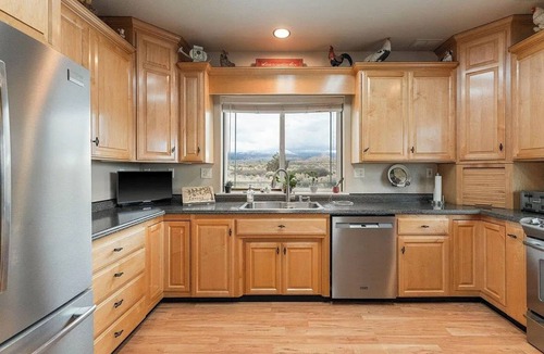 Weed House | Shasta Vista Retreat & Basecamp - 23 Acres , Private Trails, Sauna, Jacuzzi