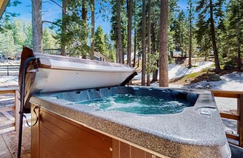 Upper Kingsbury House | Single-level home with fireplace deck grill & washer&dryer sleeps 10