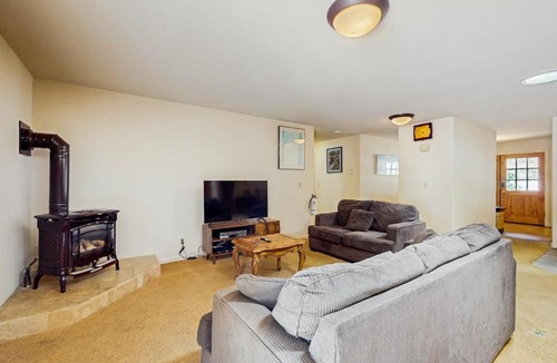 Upper Kingsbury House | Single-level home with fireplace deck grill & washer&dryer sleeps 10