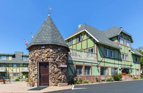 Solvang Hotel | Solvang Theaterfest Lodging! Continental Breakfast, Parking, Outdoor Pool!