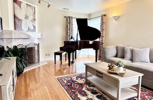 Broadmoor House | Spacious 1100 Sqft 2B1B House Near SF Driveway Parking+EV Charger+Grand Piano