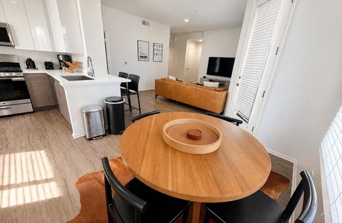 Del Rey Apartment | Spacious 2 Bedroom Apartment in Marina Del Rey - 15 Mins to LAX Airport