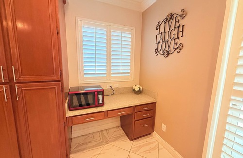 Eastvale Downs House | Spacious 5BR Home/9 Beds/3 Kings/Large Yard