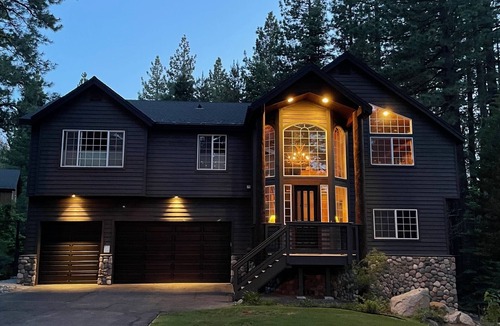Tahoe Paradise House | Spacious Cozy Tahoe Retreat