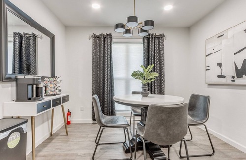 Central Oklahoma City House | Spacious Luxury House w/Pool & GUEST HOUSE 12 min from DOWNTOWN OKC