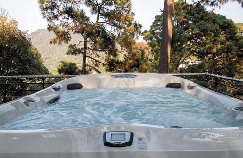 Valle de Bravo House | Stunning Glass House in Avandaro Forest w/Hot Tub
