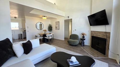 Pico - Robertson Apartment | Stylish 2 Bedroom plus Loft with Rooftop Patio and Views Near Beverly Hills, Walk to Restaurants and Markets
