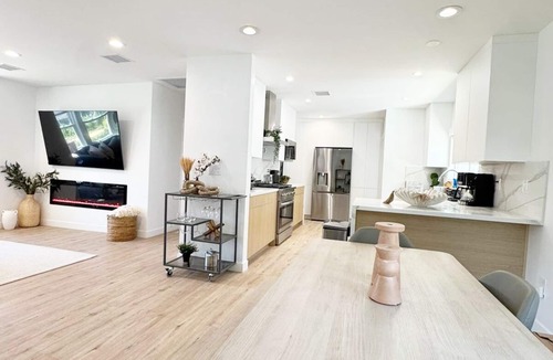 Los Angeles House | Stylish 3BR/3BA Oasis Near Century City - FH1