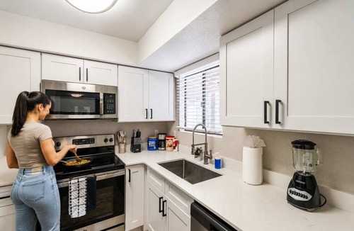Cox Heights Apartment | Stylish Condo: Pool, Gym, Balcony, Parking, W/D