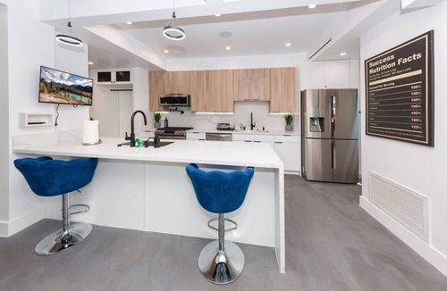 Carthay Circle House | Stylish Townhouse Retreat near Beverly Hills
