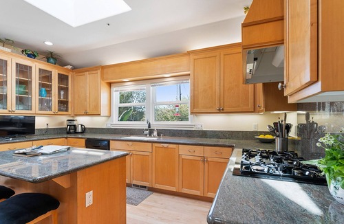 Opal Cliffs House | SUMMERTIME FUN @ 26TH AVE BEACH HOUSE HOT TUB, GARDEN, FAMILY FRIENDLY