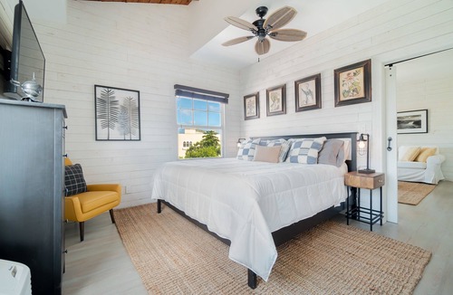Palm Beach Condo | Sunset Executive Corner Suite - Renovated 1bd/1ba (+parking and balcony)