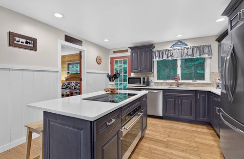 Wilmington Ski Chalet | The Davis Hill House - 4BR, Hot Tub, Privacy & 8 Min to Mount Snow