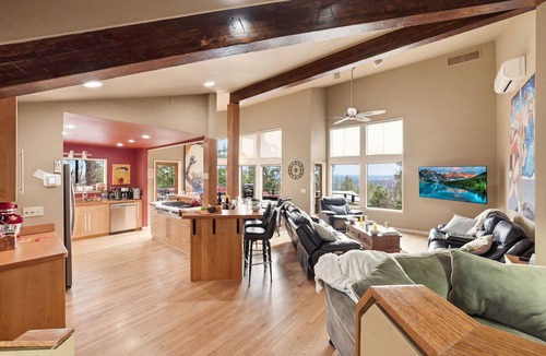 West Hills House | The Executive Lodge up in the West Hills and 2 miles from downtown Bend.