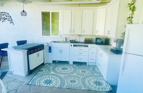 Fullerton Villa | THE KOI PONDS RETREAT 3k Sqft OUTDOORS + Kitchen, 2Bd 1 Ba Mstr Suite & Casita