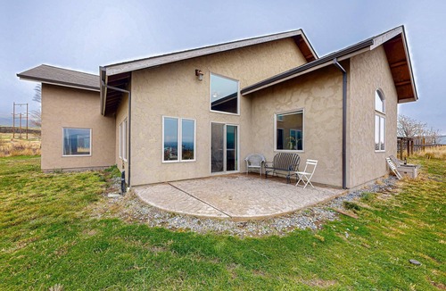 Dallesport House | Waterfront vineyard estate with private pool and incredible Gorge views
